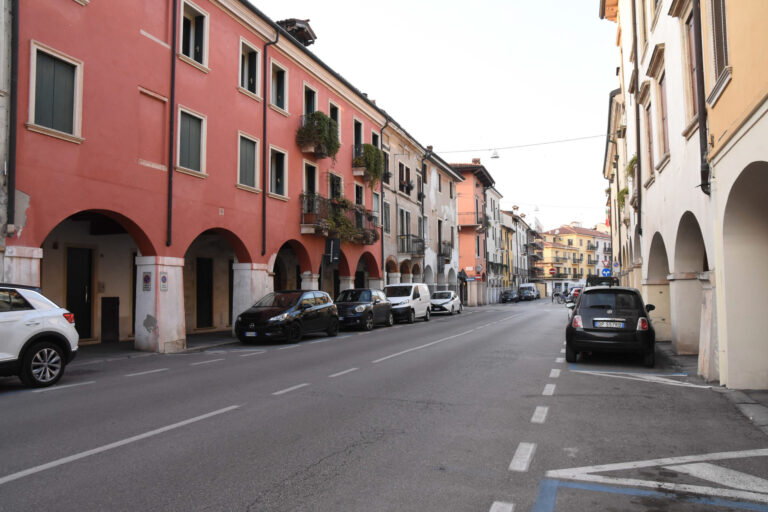 “Toponimi vicentini narrati da Luciano Parolin”: Contrà Sant’Ambrogio, dalla chiesa di Sant’Ambrogio e Bellino ora locale per mostre grafiche