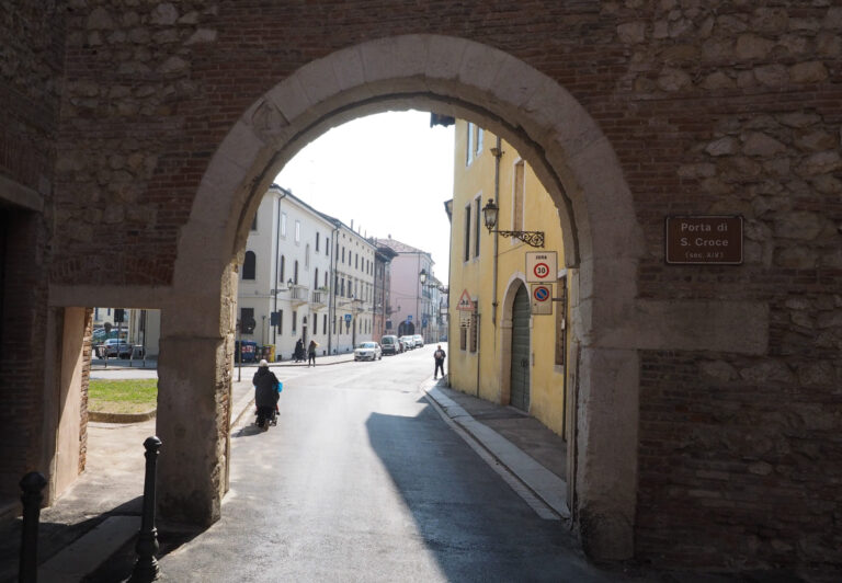 “Toponimi vicentini narrati da Luciano Parolin”: Contrada Porta Santa Croce dall’antica chiesa e dalla Porta Scaligera