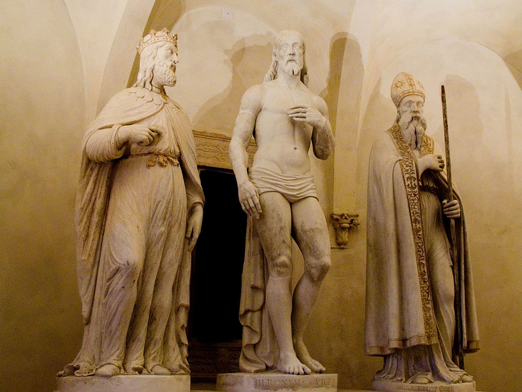 La statua del vescovo Bartolomeo alla sinistra del Cristo e del re di Francia Luigi XII (foto da Wikipedia)