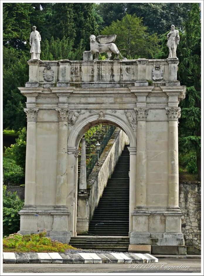 L'arco trionfale del Palladio a Porta Monte e le scalette che portano al Santuario