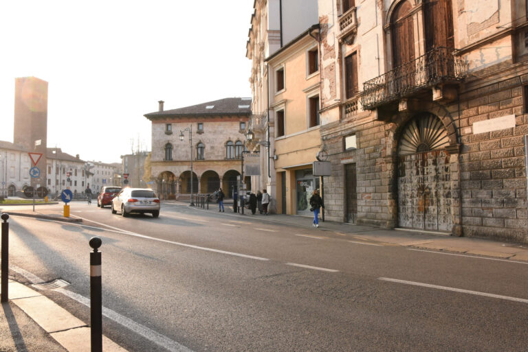 “Toponimi vicentini narrati da Luciano Parolin”: Piazza XX Settembre, al centro un obelisco con angelo in bronzo e fiaccola simbolo di libertà