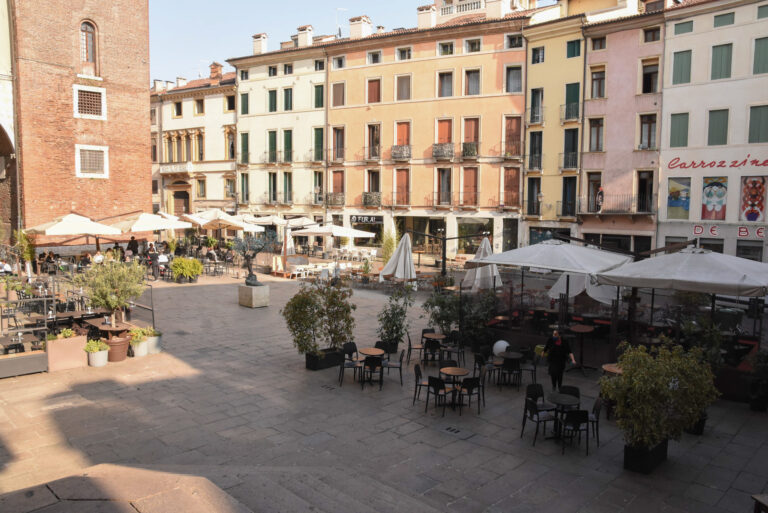 “Toponimi vicentini narrati da Luciano Parolin”: Piazza delle Erbe, da sempre vi si svolgeva il commercio al minuto di frutta, verdura, fiori