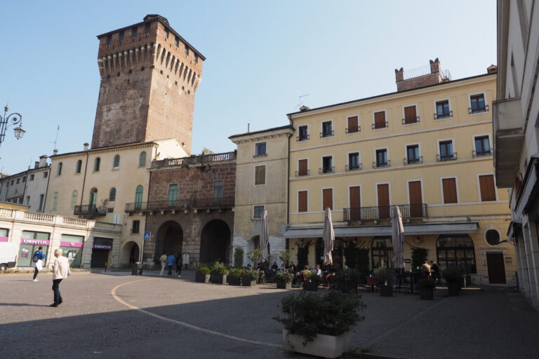 “Toponimi vicentini narrati da Luciano Parolin”: Piazzale Alcide De Gasperi Statista, che dopo la guerra partecipa al Comitato di Liberazione