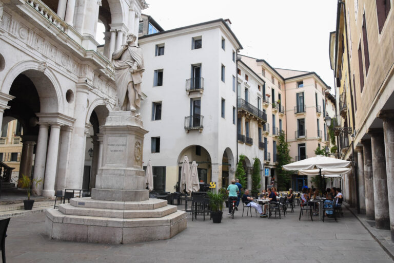 “Toponimi vicentini narrati da Luciano Parolin”: Piazzetta Palladio, vi sorge il monumento che, nel 1861, Francesco Bressan edificò a sue spese