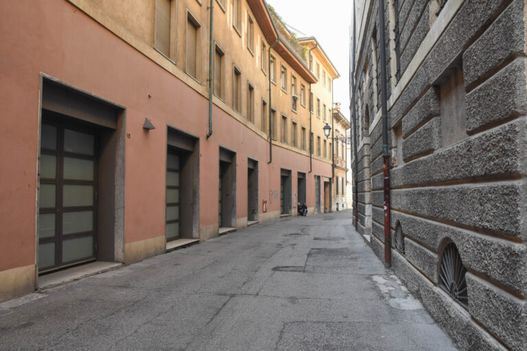 L’Anello Magico in centro a Vicenza: brutta meravigliosa condanna la memoria