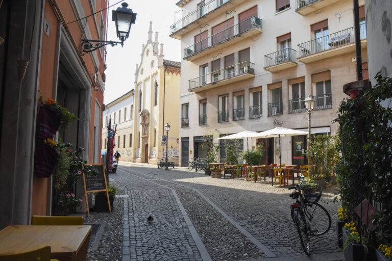 “Toponimi vicentini narrati da Luciano Parolin”: Stradella del Garofolino, da antica osteria al Garofolin, distrutta da bombardamento aereo del 1945