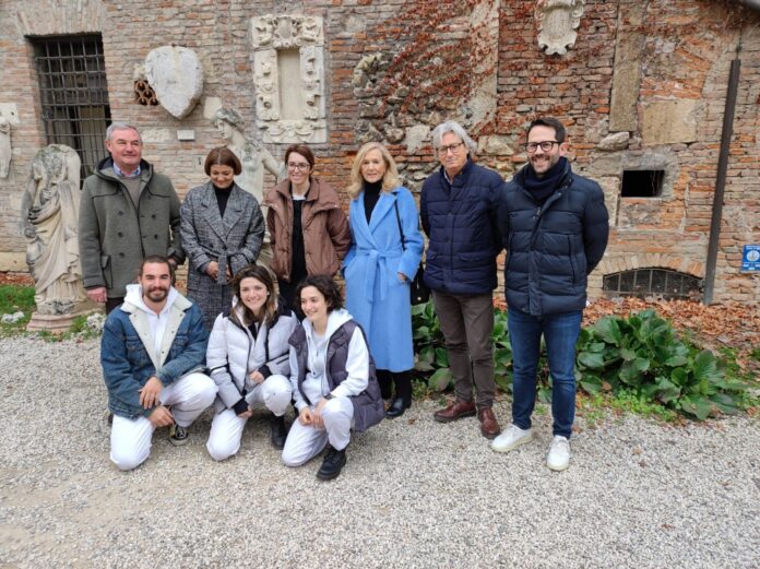 Teatro Olimpico, I giovani studenti di Engim Veneto che restaureranno le statue del giardino dell'Olimpico (foto di Gianni Poggi)