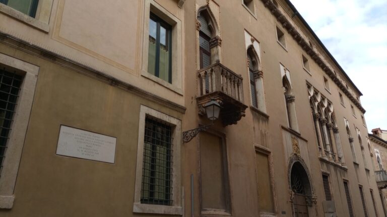 Le vie di Vicenza. Contrà Porti con il balcone di Luigi Da Porto e della sua originaria novella su Giulietta e Romeo