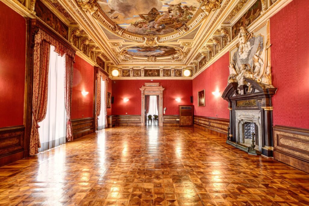 Villa San Fermo, un maestoso salone