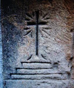 Figura 4 - Pilastro destro: Croce del Golgota (6,5x7,5 cm).