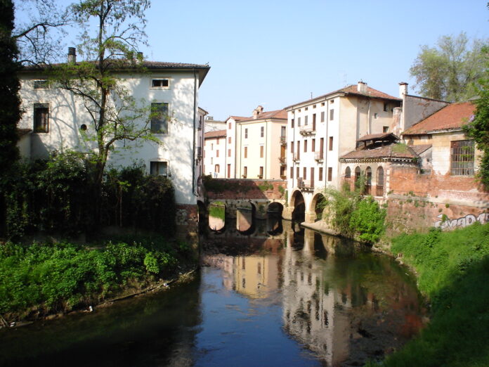 Veduta sul Retrone, uno dei fiumi di Vicenza, in particolare su Ponte delle Barche - fonte fonte