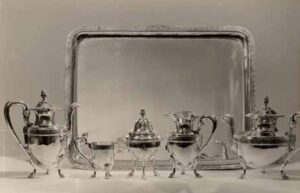 ervizio da tè realizzato con 5 kg di argento per essere regalati alla Regina Elisabetta in vista a Venezia.