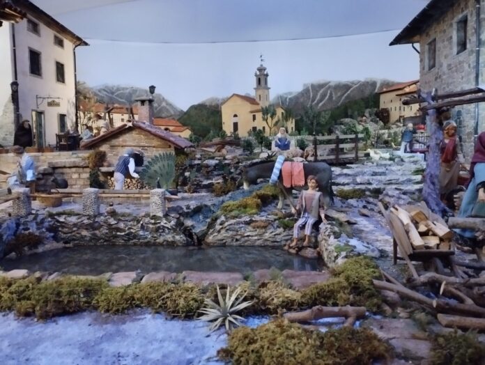 Presepi a Castelgomberto. Una parte del grande presepe all'entrata del Duomo.