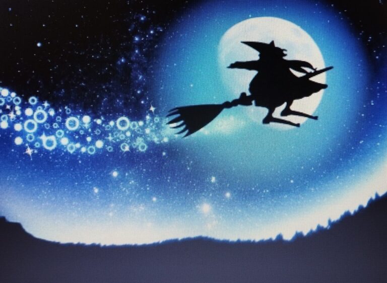 Il mio Natale con albero, presepe, consumismo affettuoso, distribuzione caotica di regali, il bello dell’attesa e la credenza nella Befana