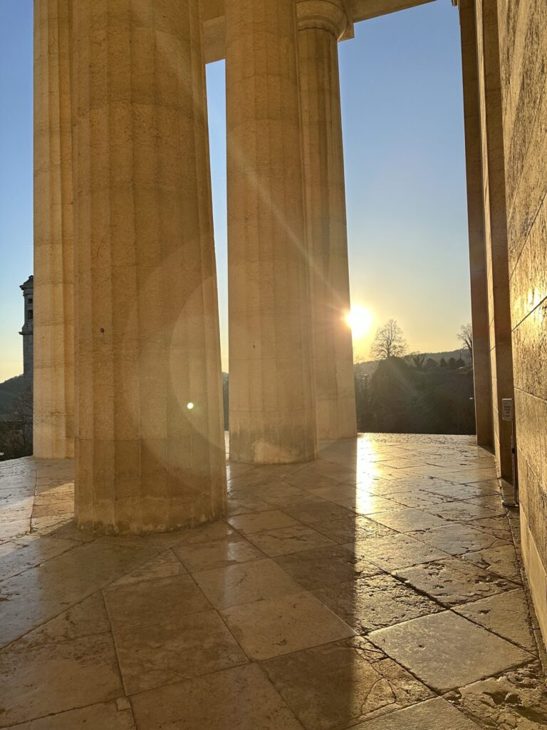 Pronao con le colonne del Tempio al calare del sole (foto di Virginia Reniero)