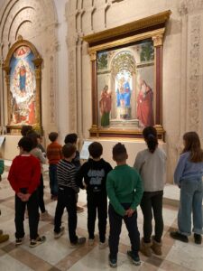 buon compleanno al museo bambini in visita al museo