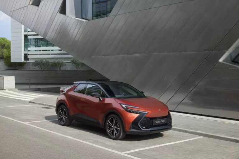Toyota C-HR, stile più audace con allestimento Lounge Hero