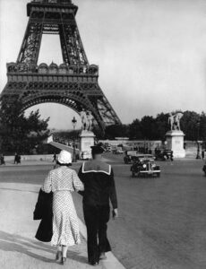 Una foto in mostra di Brassai, Coppia con un marinaio sul ponte della Tour Eiffel, 1932