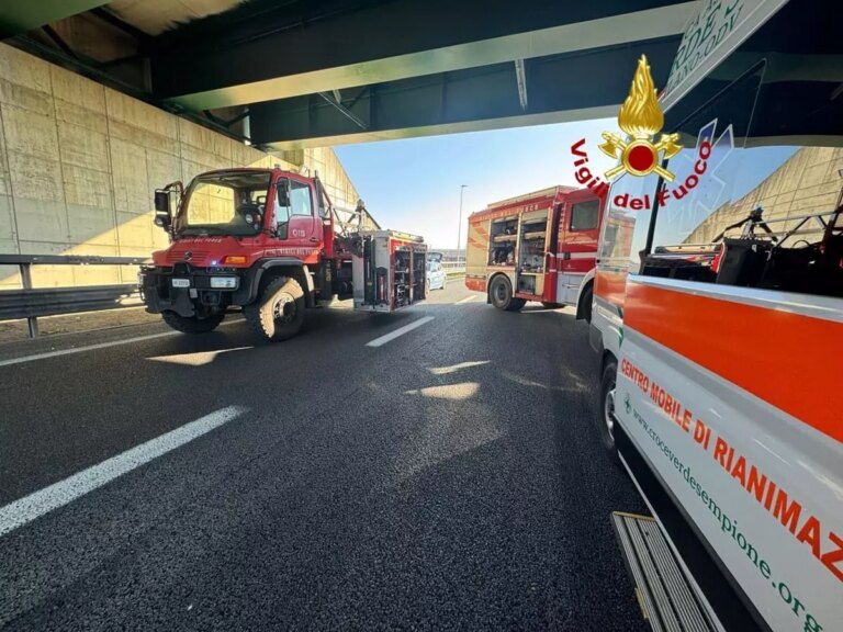 Bus di studenti tampona un tir sulla A4, grave l’autista e feriti due bambini