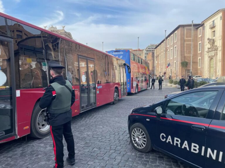 Furti e borseggi sui mezzi pubblici, 16 persone arrestate a Roma