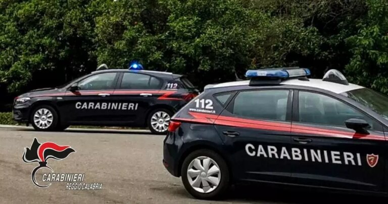 Lanciano droga dalla finestra, arrestati padre e figlio in provincia di Reggio Calabria