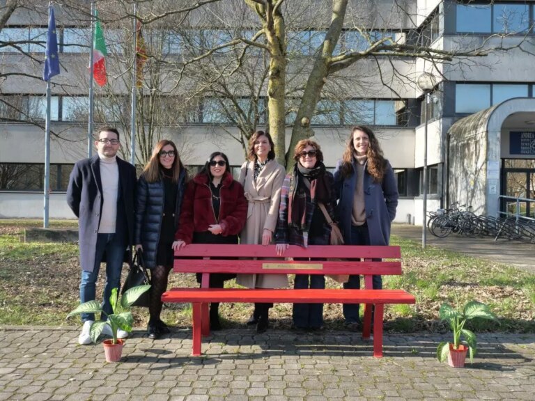 Marzo Donna 2025, inaugurata a Mestre una nuova panchina rossa all’Istituto Gritti