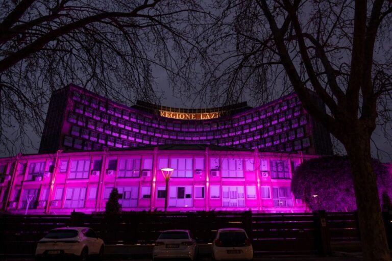 8 marzo, la sede della Regione Lazio si illumina di viola