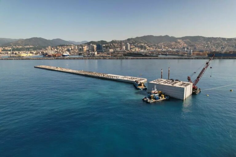 Diga Genova, affondato decimo cassone e completata prima metà colonne