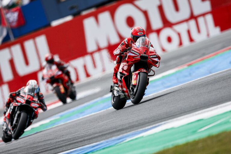 Marc Marquez vince ad Assen, podio per Bezzecchi e Bagnaia