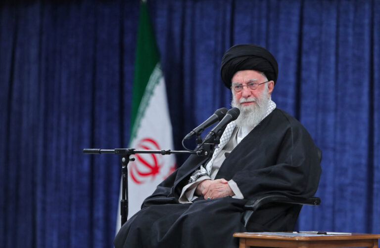 Iran, New York Times “Khamenei ancora nascosto, teme per la sua vita”