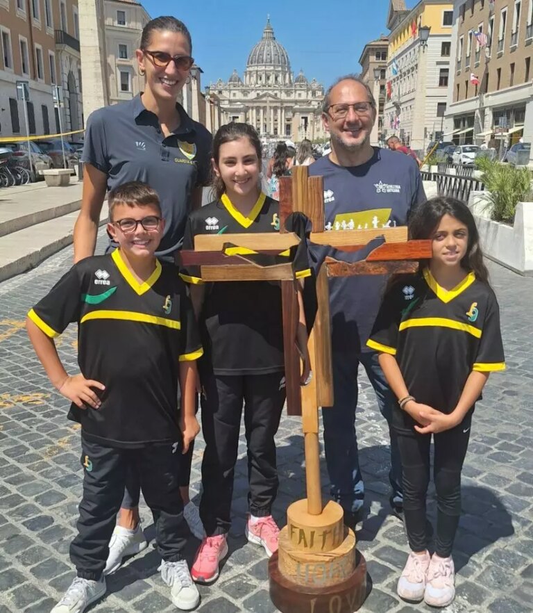 La croce olimpica e paralimpica nella sede di Athletica Vaticana