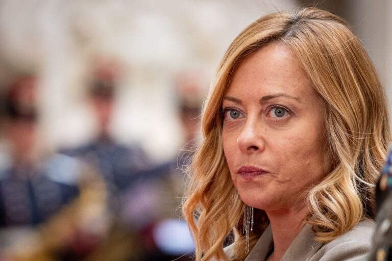 Meloni segue la crisi in Iran e riunisce ministri e intelligence “Impegno per soluzione negoziale”