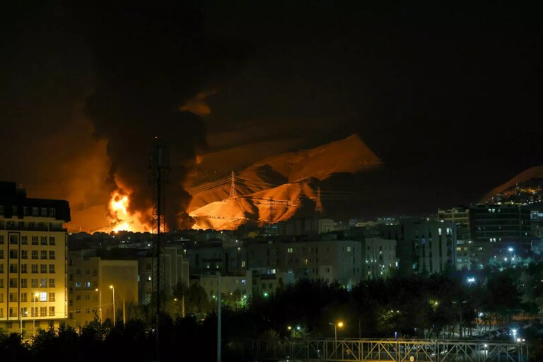 Attacchi missilistici fra Israele e Iran. Trump apre al “cambio di regime”