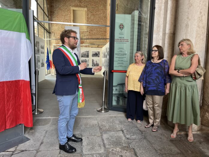 L'inaugurazione della mostra di Sandrini in sala Zavatteri