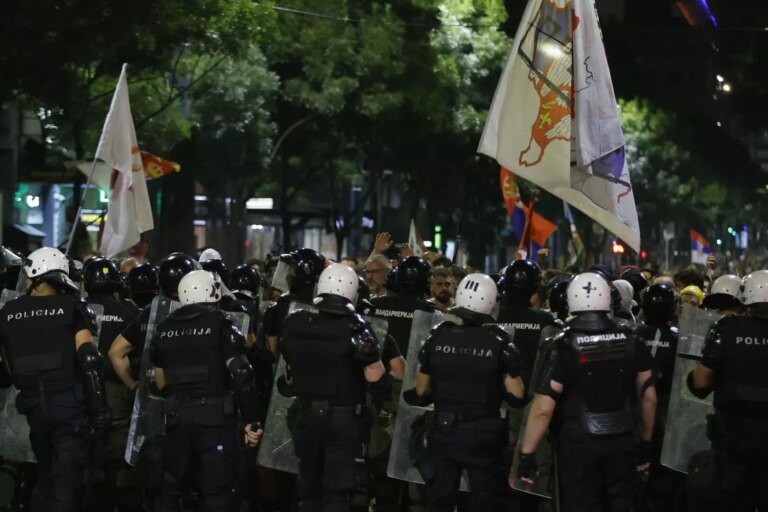 Tensioni e scontri con la polizia durante le manifestazioni a Belgrado