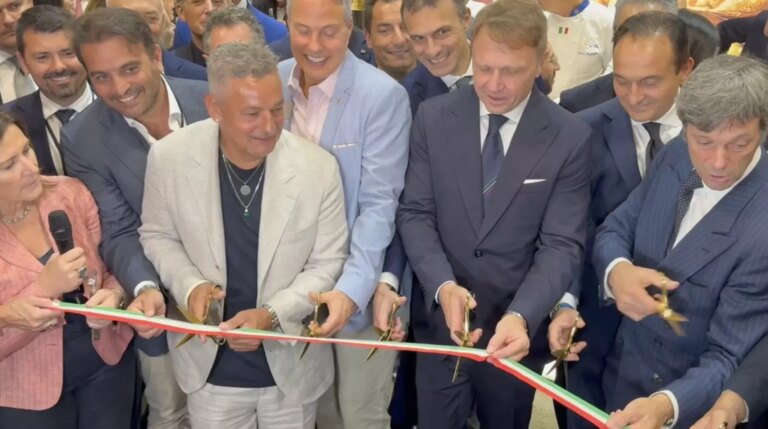 Summer Fancy Food, Baggio inaugura il padiglione italiano con una cassata a forma di stivale