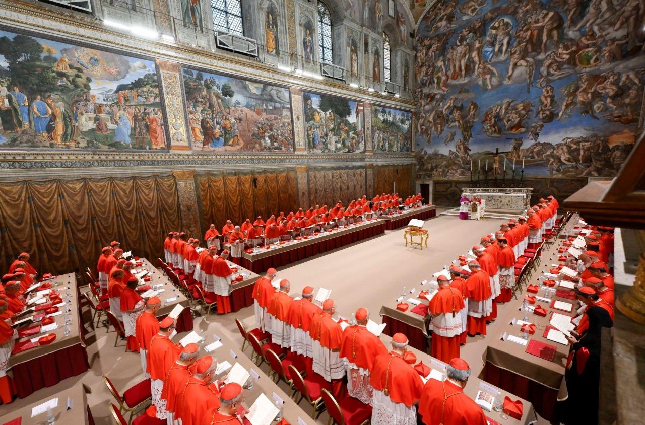 La prima preghiera di Papa Leone XIV con i cardinali elettori in Cappella Sistina (@Vatican Media)