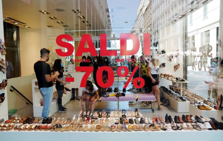 Per i saldi ogni famiglia spenderà in media 203 euro per un valore complessivo di 3,3 miliardi