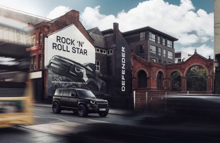 Defender e Oasis, due icone del rock ‘n’ roll insieme