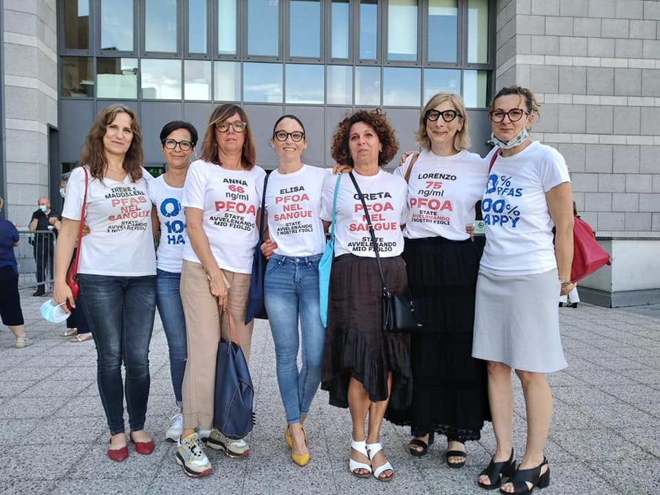 Alcune Mamme no Pfas fuori dal tribunale di Vicenza