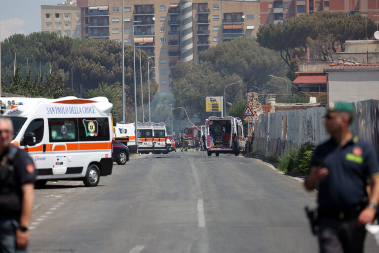 Esplode un distributore di carburante a Roma, 45 i feriti fra cui due gravi