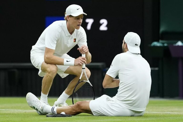 Wimbledon, Dimitrov avanti di due set si ritira in lacrime: Sinner è ai quarti. Avanti anche Cobolli