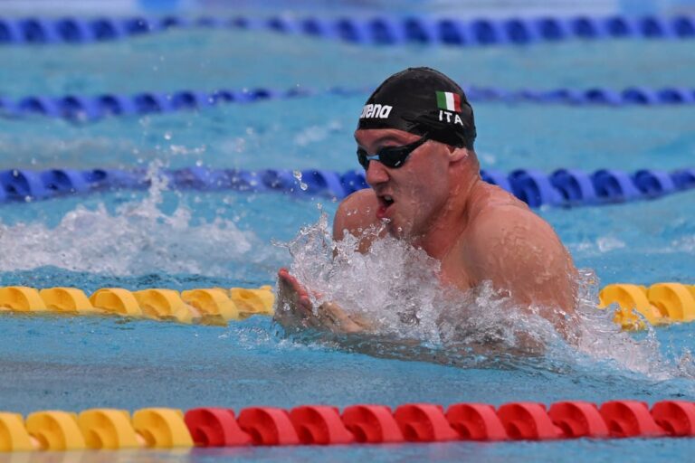 Simone Cerasuolo medaglia d’oro nei 50 rana ai Mondiali di Singapore