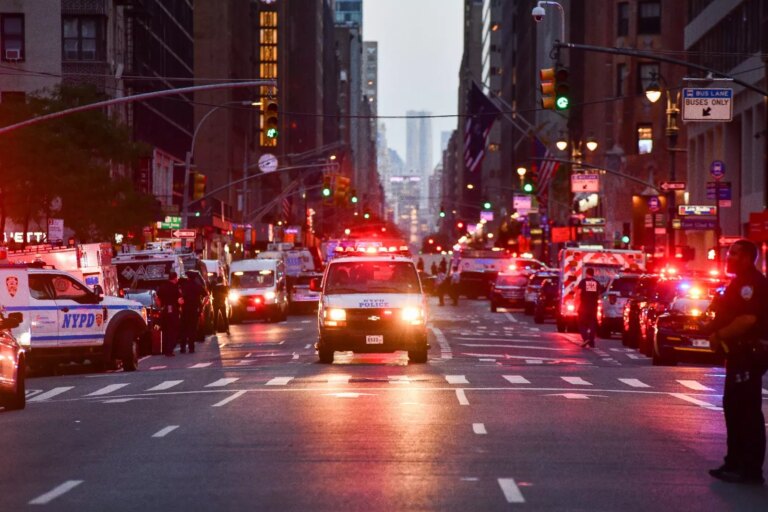 Sparatoria a New York in un grattacielo di Manatthan, 5 morti: ucciso anche l’attentatore