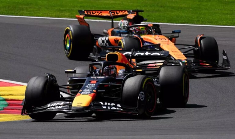 Verstappen vince la Sprint del Belgio davanti alle due McLaren, 4° Leclerc