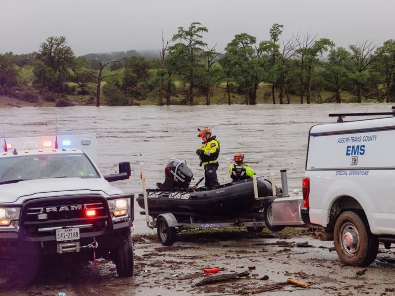 Alluvioni in Texas, il fiume esonda e travolge i campi estivi: 24 morti e almeno venti dispersi / VIDEO