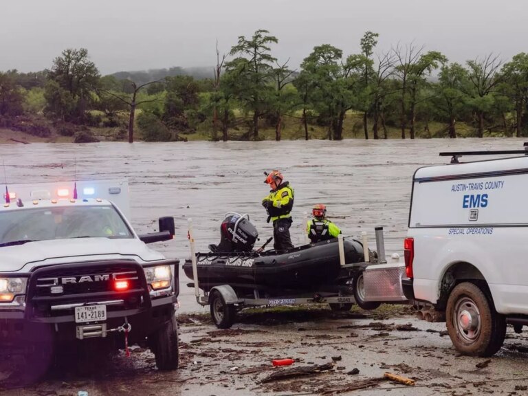 Alluvioni in Texas, il fiume esonda e travolge i campi estivi: 24 morti e almeno venti dispersi