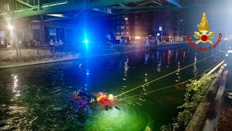 Finisce con l’auto dentro le acque del Naviglio, muore un 24enne nel milanese