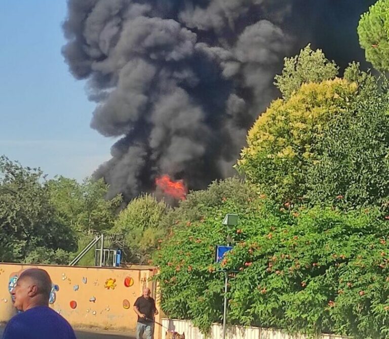 Esplode un distributore di carburante a Roma, almeno 21 i feriti. Meloni sente Gualtieri