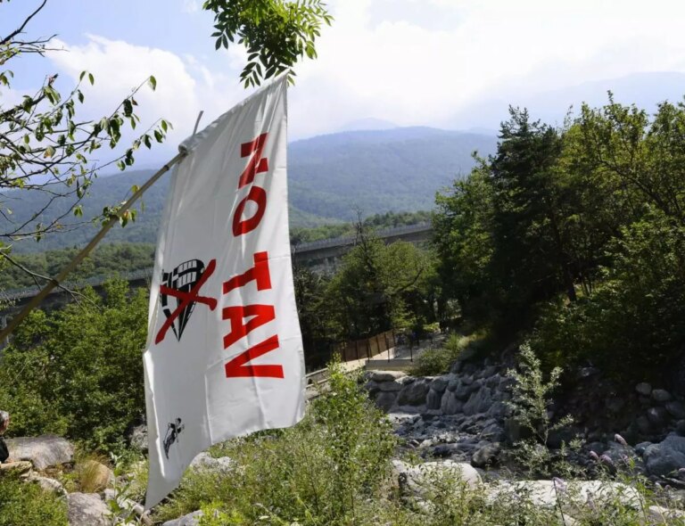 Tensioni in Val di Susa, i No Tav occupano un tratto dell’A32. Piantedosi “Atto di guerriglia urbana”